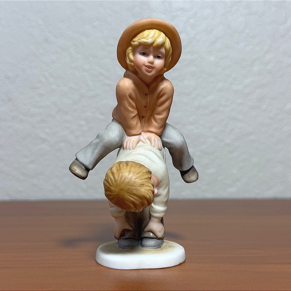 Vintage 1985 Enesco Treasured Memories Playing Leapfrog Porcelain Figurin 500148